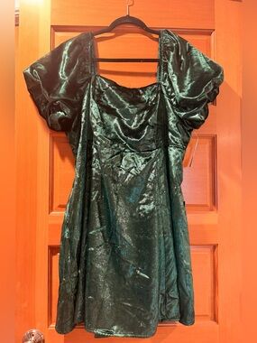 ARULA Green Velvet Puff-Sleeve Dress